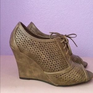 Olive brown wedges