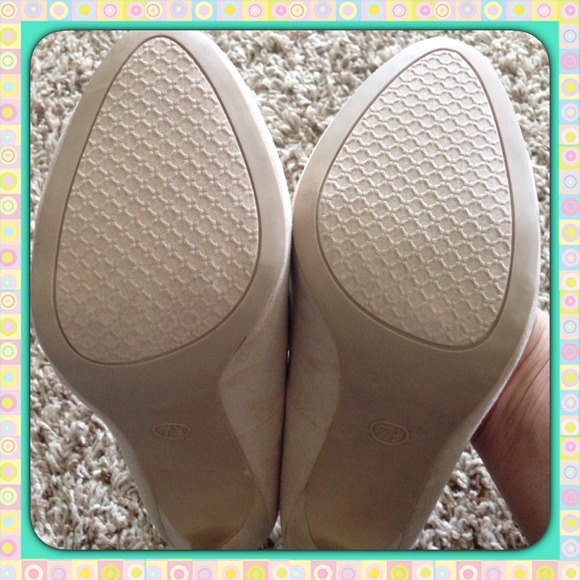 Taupe faux suede heels - Picture 3 of 3