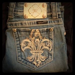 Size 28 miss me jeans. Boot cut. Inseam 33".