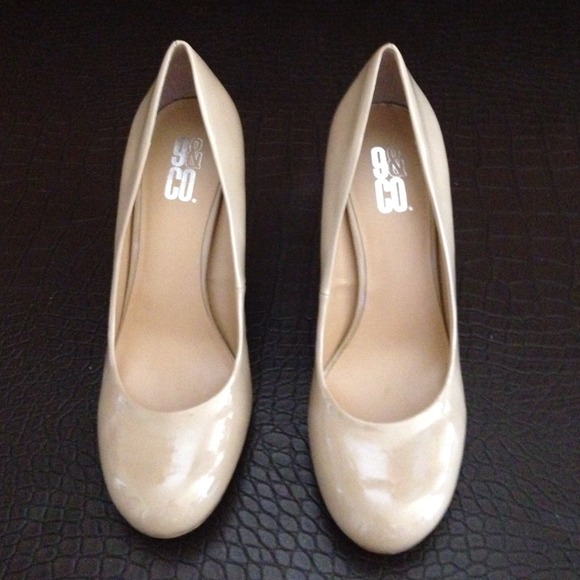 Nude pumps