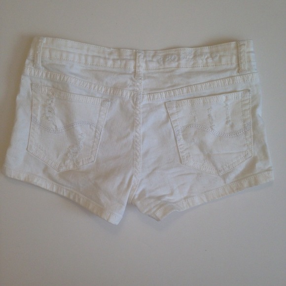 New distressed white denim shorts - Picture 2 of 3