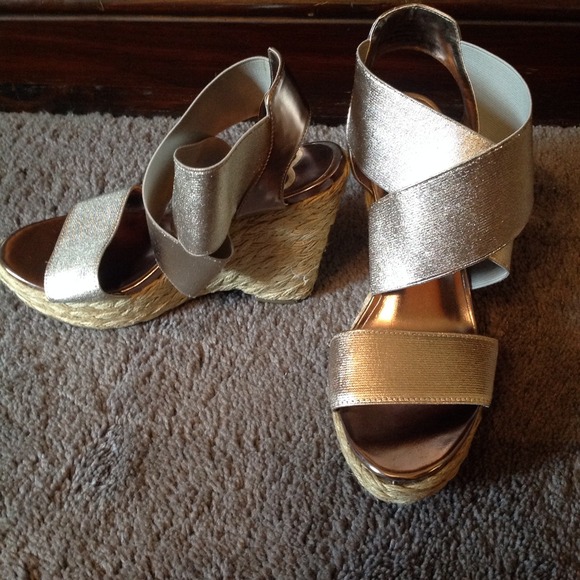 REDUCED☀️☀️Metallic Wedges - Picture 2 of 4