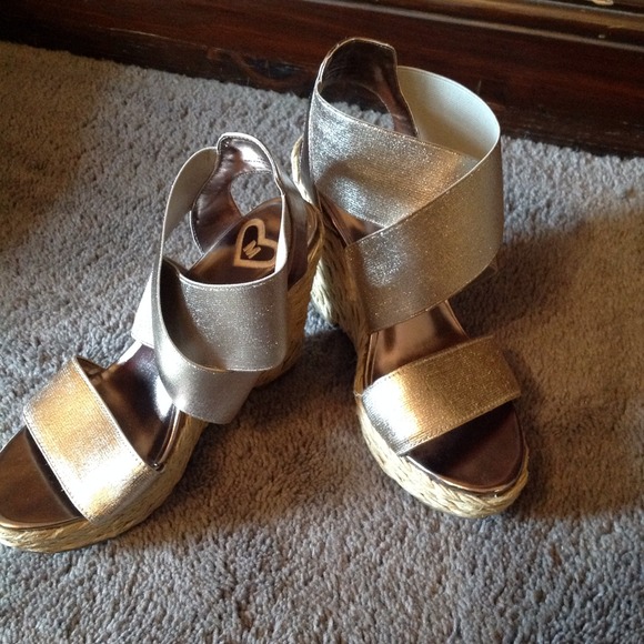 REDUCED☀️☀️Metallic Wedges - Picture 4 of 4
