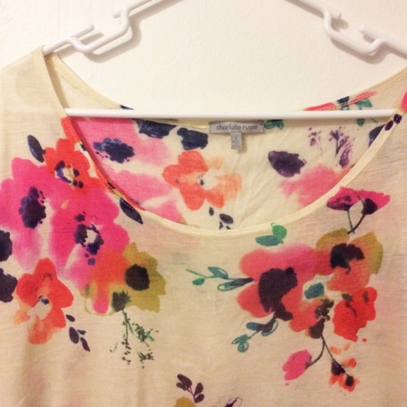NWOT - Floral top ๐บ - Picture 2 of 3
