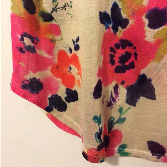 NWOT - Floral top ๐บ - Picture 3 of 3