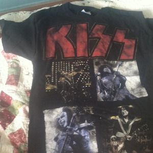 A kiss band tee
