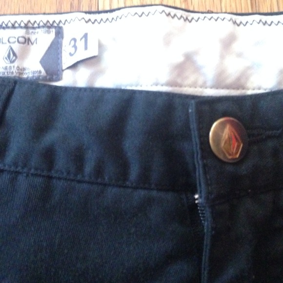 Men's Black Volcom shorts - Picture 2 of 3