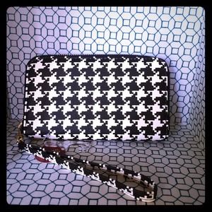 Houndstooth wallet with detachable wristlet