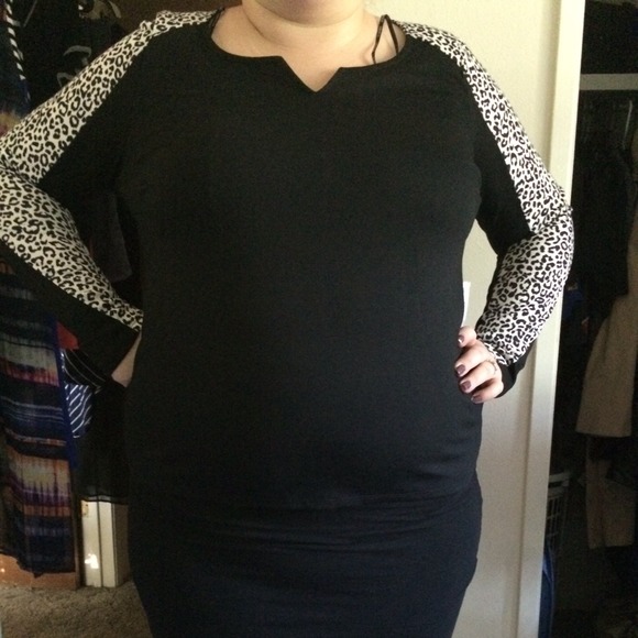 Black cheetah sleeved top - Picture 2 of 2