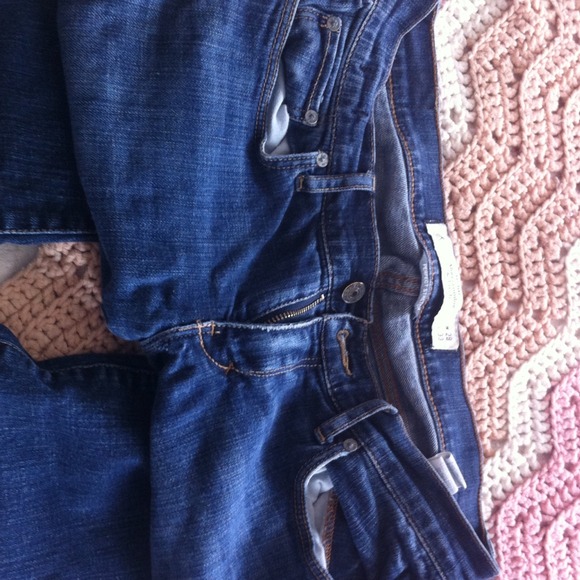6R. Perfect Stretch. Abercrombie & Fitch jeans. - Picture 2 of 4