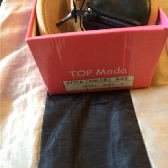 Sandals - Picture 2 of 4