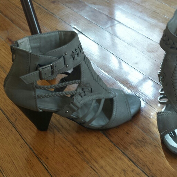 Grey high heels - Picture 3 of 4