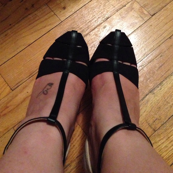 Black and blush color pumps