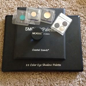 BEAUTY BUNDLE ❤️💁 2 eye shadow pallets and extras