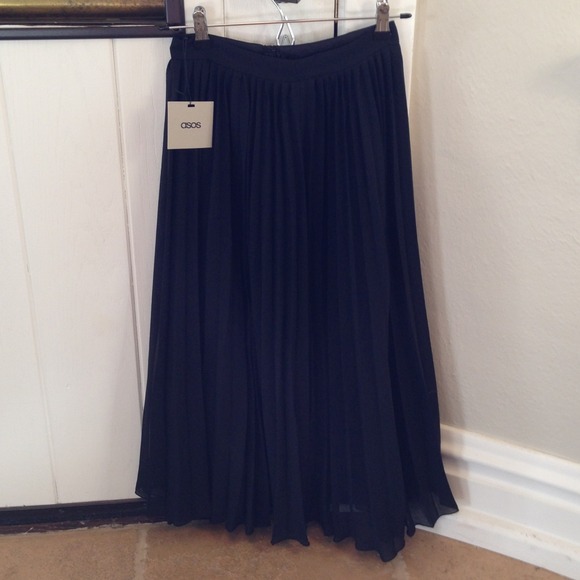 ASOS Dresses & Skirts - Black pleated midi skirt