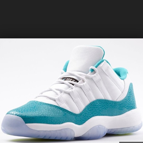 Who's has the the jordans 11s aqua size 3 or 4 ??