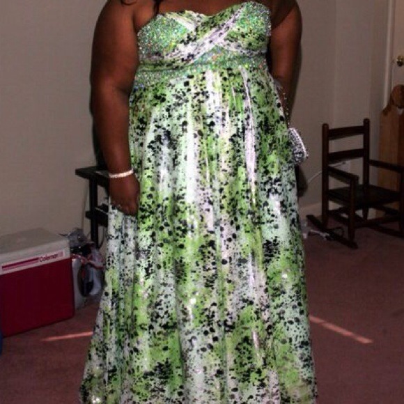 Plus size prom dress - Picture 2 of 4