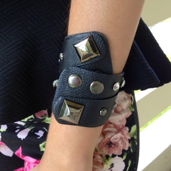 NWOT-Black Bracelet
