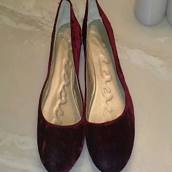 **Reduced**Burgundy velvet ballet flats