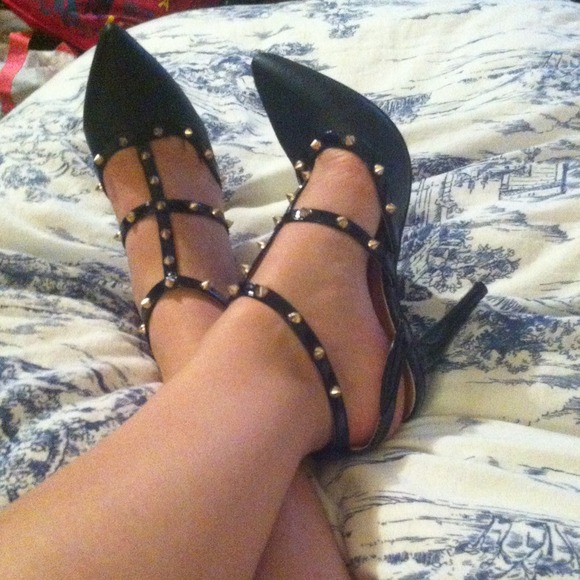 Super cute black heels with gold studs (NEW)😊