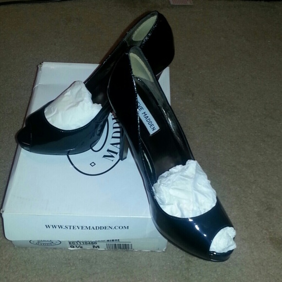 ☆☆Black Patent Leather Peep Toe Pumps ☆☆