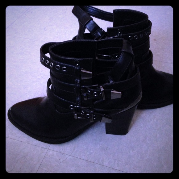STRAPPY BLACK BOOT WITH HEEL - Picture 1 of 2