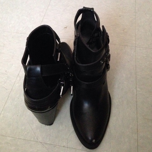 STRAPPY BLACK BOOT WITH HEEL - Picture 2 of 2