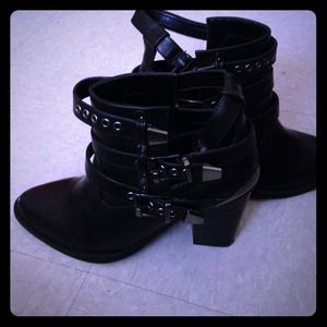 STRAPPY BLACK BOOT WITH HEEL