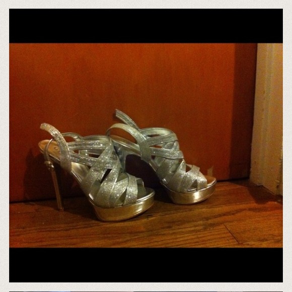 Glittery cutout heels - Picture 2 of 2