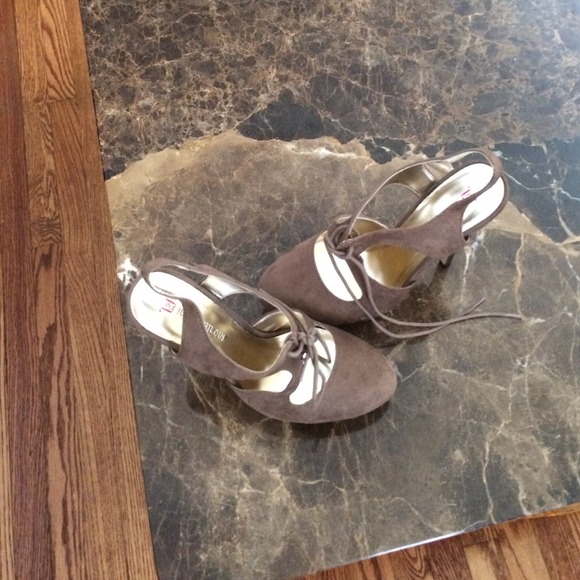 Adorable brown color heel - Picture 1 of 4