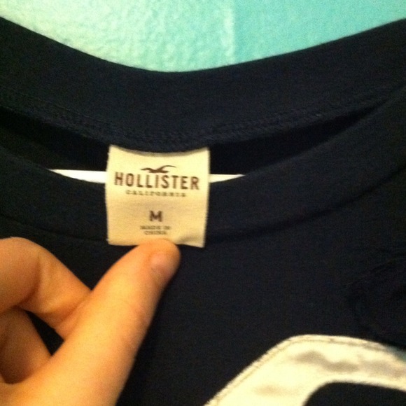 Navy Blue Hollister t-shirt! - Picture 2 of 3