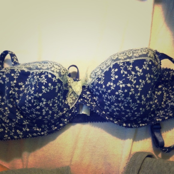 Blue floral bra! - Picture 1 of 4