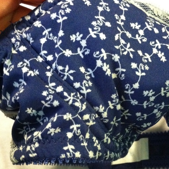 Blue floral bra! - Picture 2 of 4