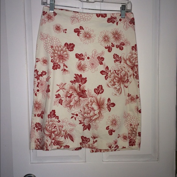 **REDUCED** Red & White Floral Pencil Skirt Sz. 6