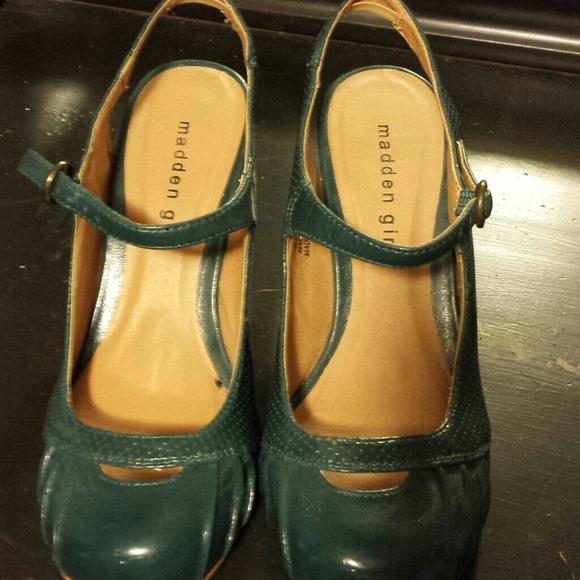 Reduced dark turquoise heels