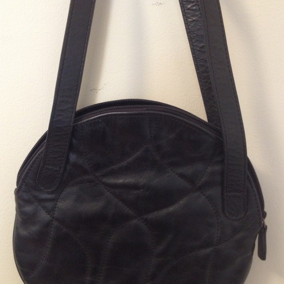 Quilted faux leather circle bag!  ⚫👜👍 - Picture 2 of 3