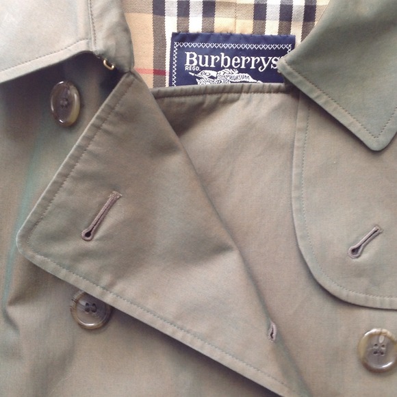 Authentic Burberry Trench Coat  Like NEW - Picture 3 of 16