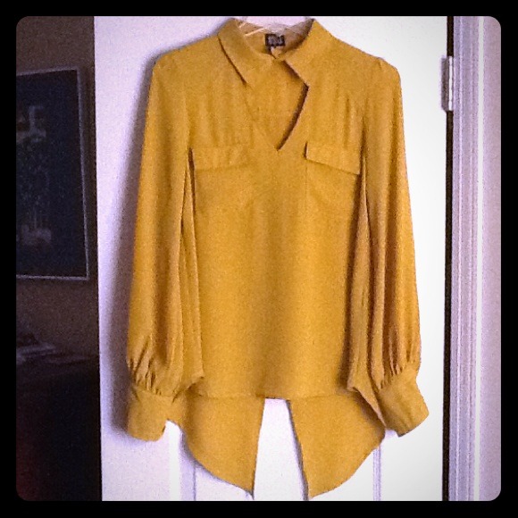 Cut out, backless yellow blouse - Picture 1 of 2