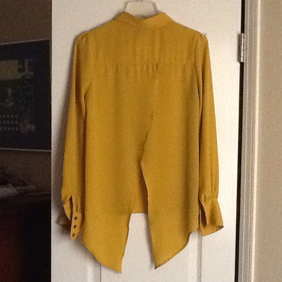 Cut out, backless yellow blouse - Picture 2 of 2