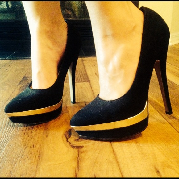 ✨BLACK & GOLD SKY HIGH HEELS✨