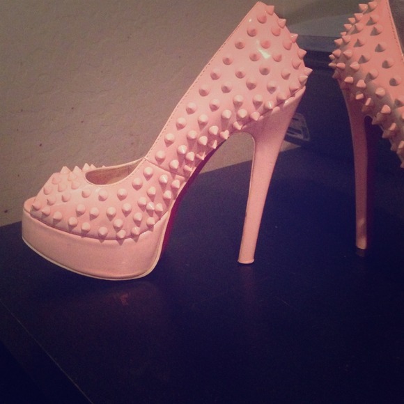 Lady peep spike heels!