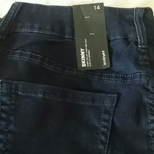 *SOLD* NWT 14 LB skinny stretch jeans