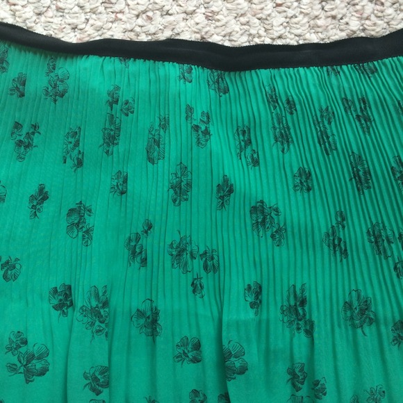 CLEARANCE!! Brand new Victoria Secret green skirt - Picture 3 of 4