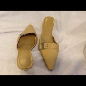 Kitten heel, camel, pointed toe size 11.