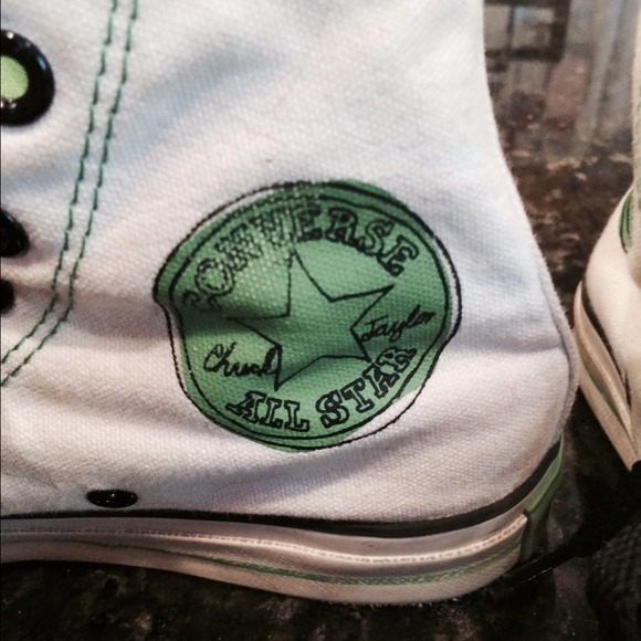 Converse Hi Tops -Sz 7 - Picture 2 of 4