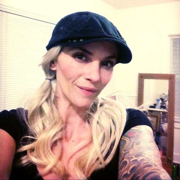 Black Volcom news boy cap💙💜