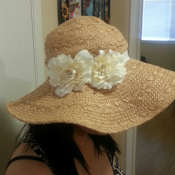 Sun hat with flowers