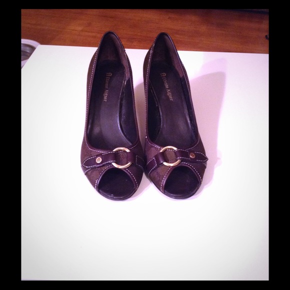 Classy brown pumps !