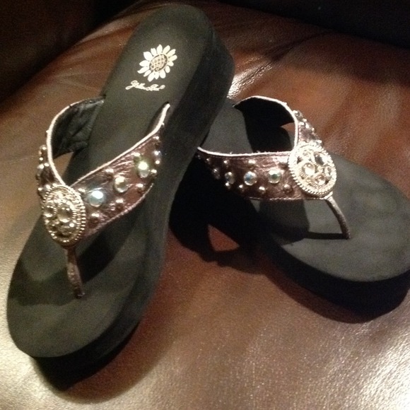 Yellow Box Flip Flops Size 7.5 Rhinestone!