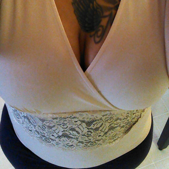 Beautiful blouse for any occassion - Picture 3 of 4